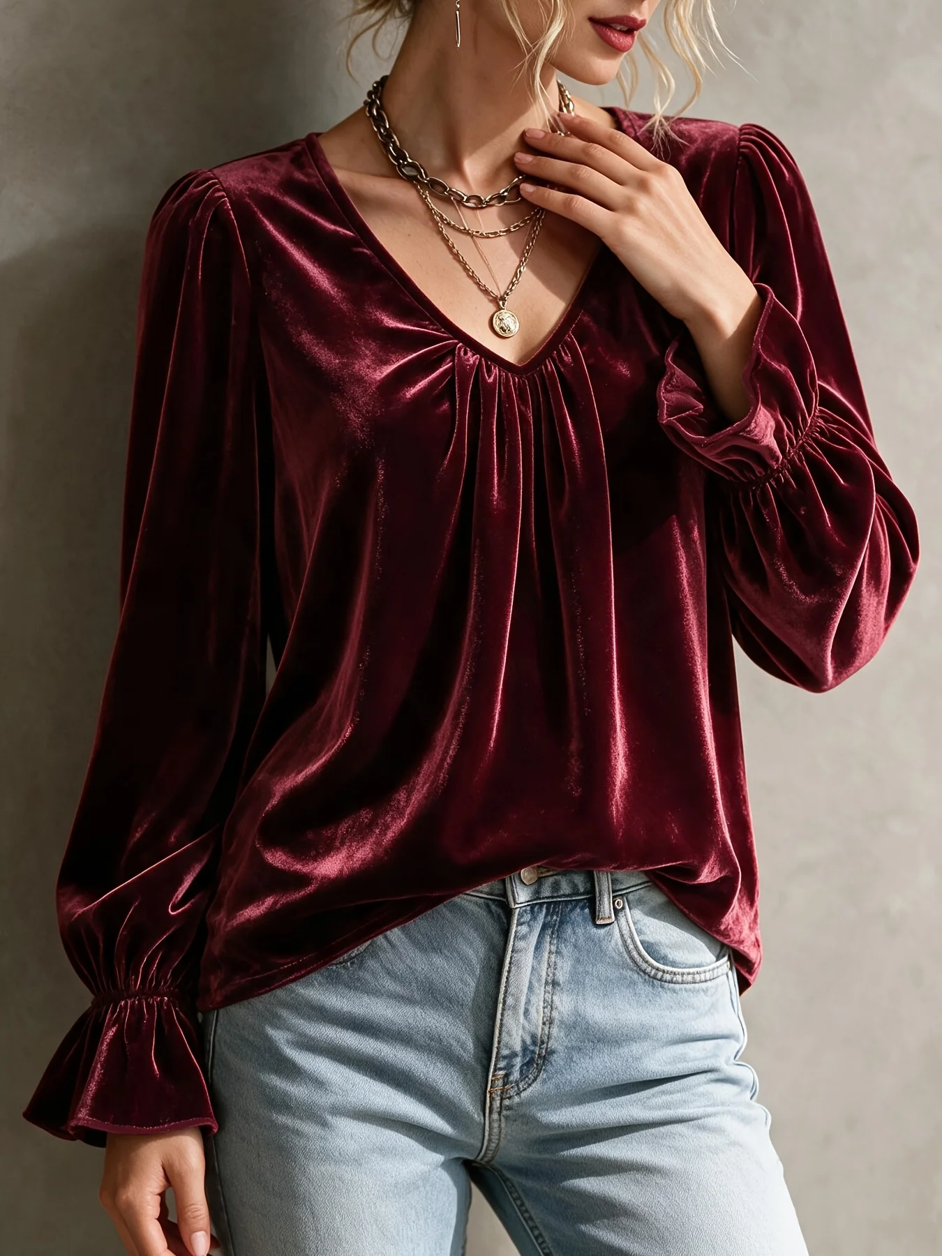 Plus-Size-Samtbluse für Damen, V-Ausschnitt, lange Ärmel, plissierte Laternenärmel, elegante burgunderrote Oberteile, lässiges, lockeres Hemd – Detail 5