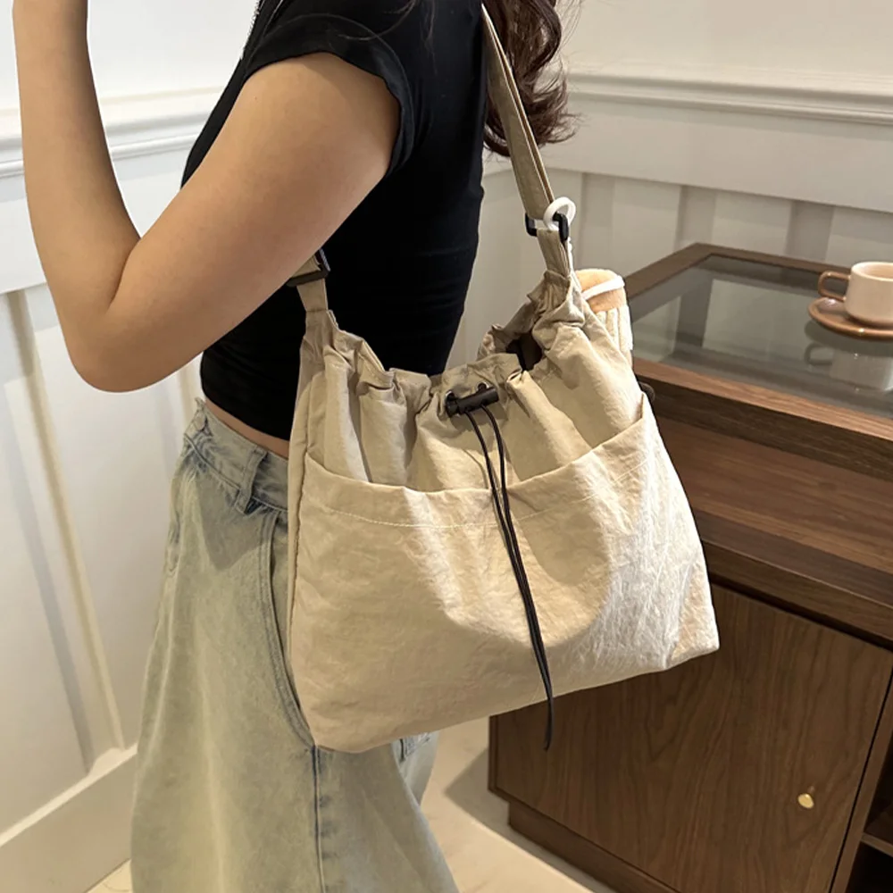 bolsa-de-ombro-unico-plissada-com-cordao-de-tecido-de-nylon-impermeavel-de-grande-capacidade-bolsa-balde-crossbody-de-viagem-e-lazer-a-dh