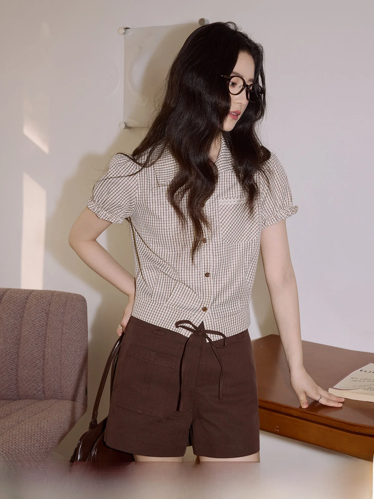 

Ретро-рубашка женская летняя с коротким рукавом-фонариком, коричневая в клетку, с отложным воротником, приталенная, китайский бренд