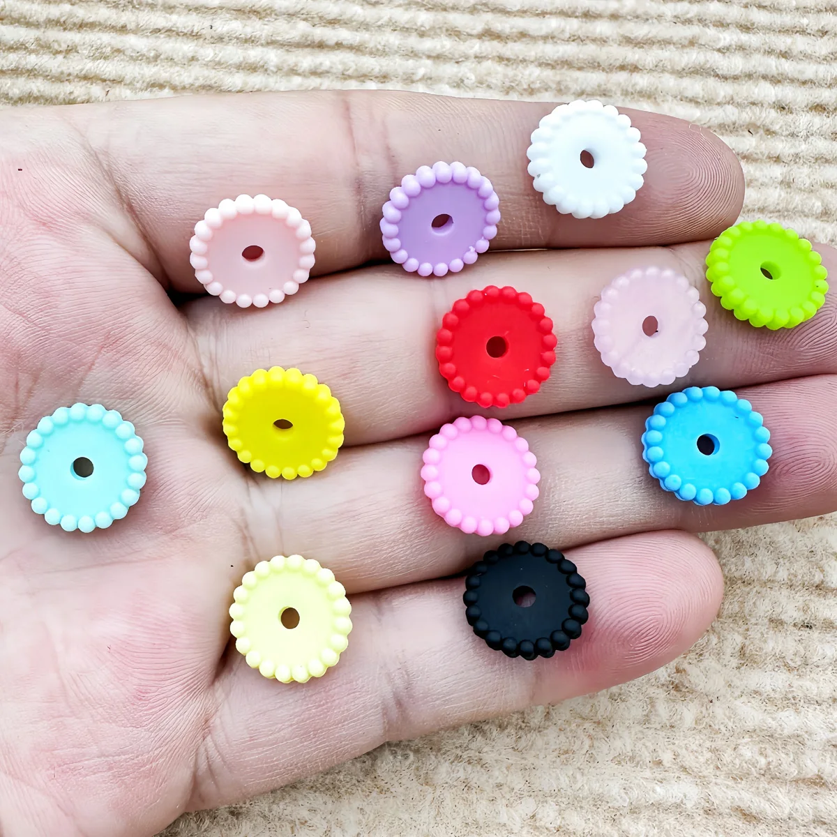 50PCS 플랫 라운드 비즈 새로운 어린이용 실리콘 비즈 펜 액세서리 식품 등급 플랫 라운드 실리콘 비즈 포컬 비즈 도매