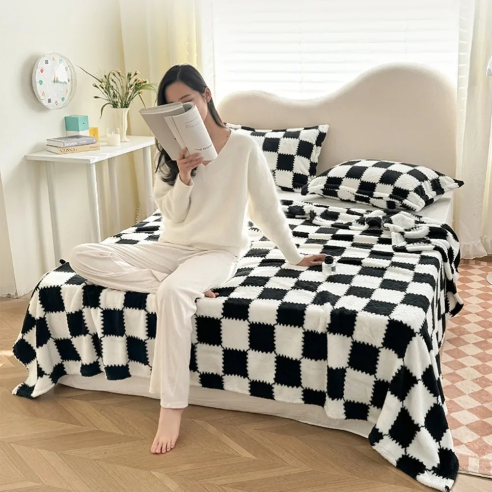 Simplicity Plaid Blanket Flannel Multifunctional Blanket Soft and Comfortable Bedroom Nap Blanket