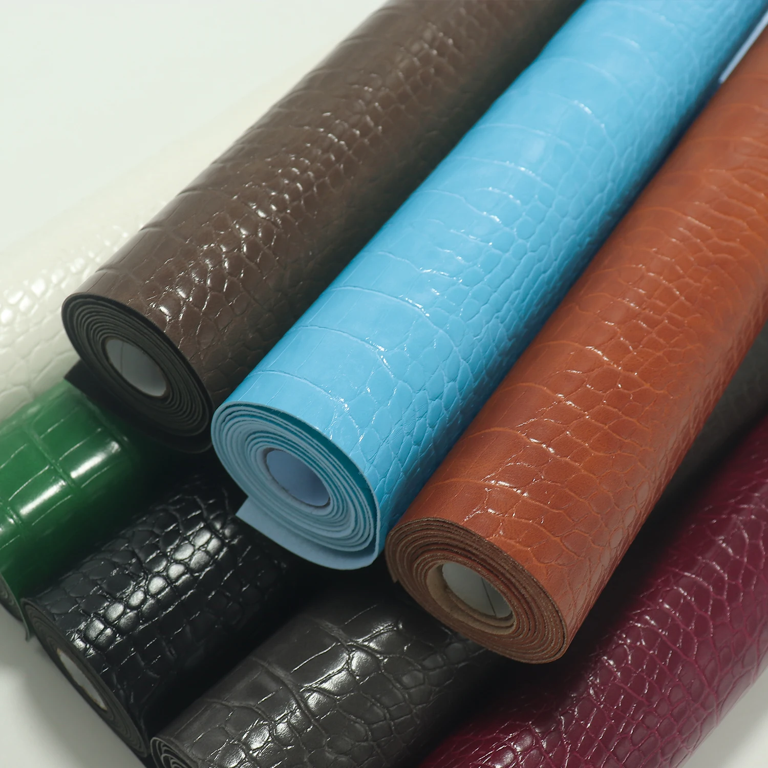 30x135cm Glossy Crocodile Patterned PVC Synthetic Leather 1mm Thick Cloth Bottom Soft Waterproof for DIY Handbags Belt Sofa