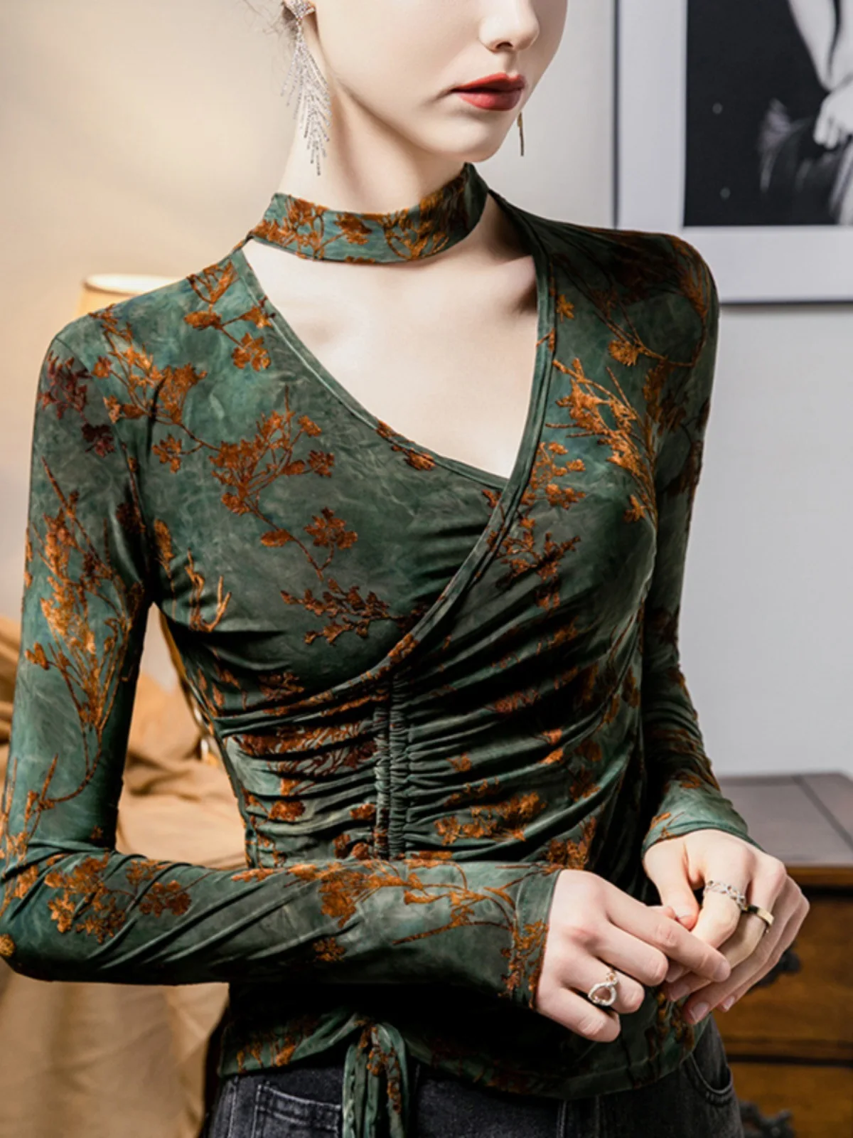 

2025 Fall Women's Hollow-out Halter Neck Top with Flock Print & Tie Detail - Chic T-shirt