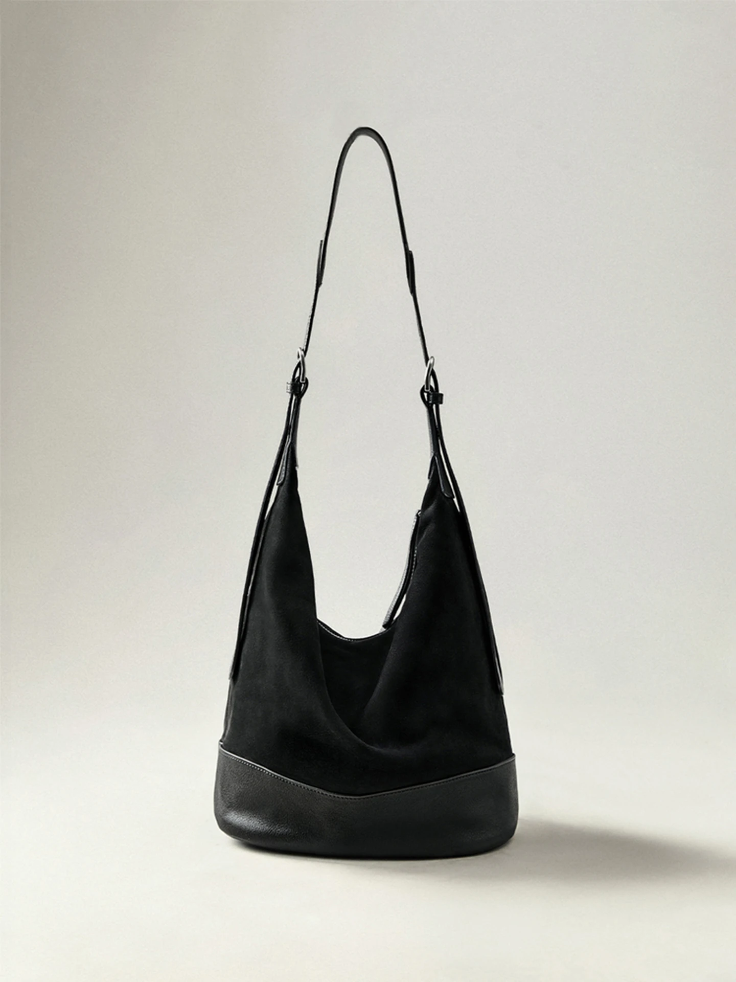 

Retro Casual Bucket Bag Women's New 2026 Suede Collapsing Bag Commuting Large Capacity Tote Bag Double Ear Simple Style