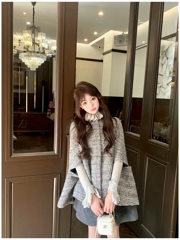 

Зимний комплект одежды для женщин: плащ, пальто, юбка. Новогодний праздничный наряд. Юбка миди с высокой талией, длинный рукав.