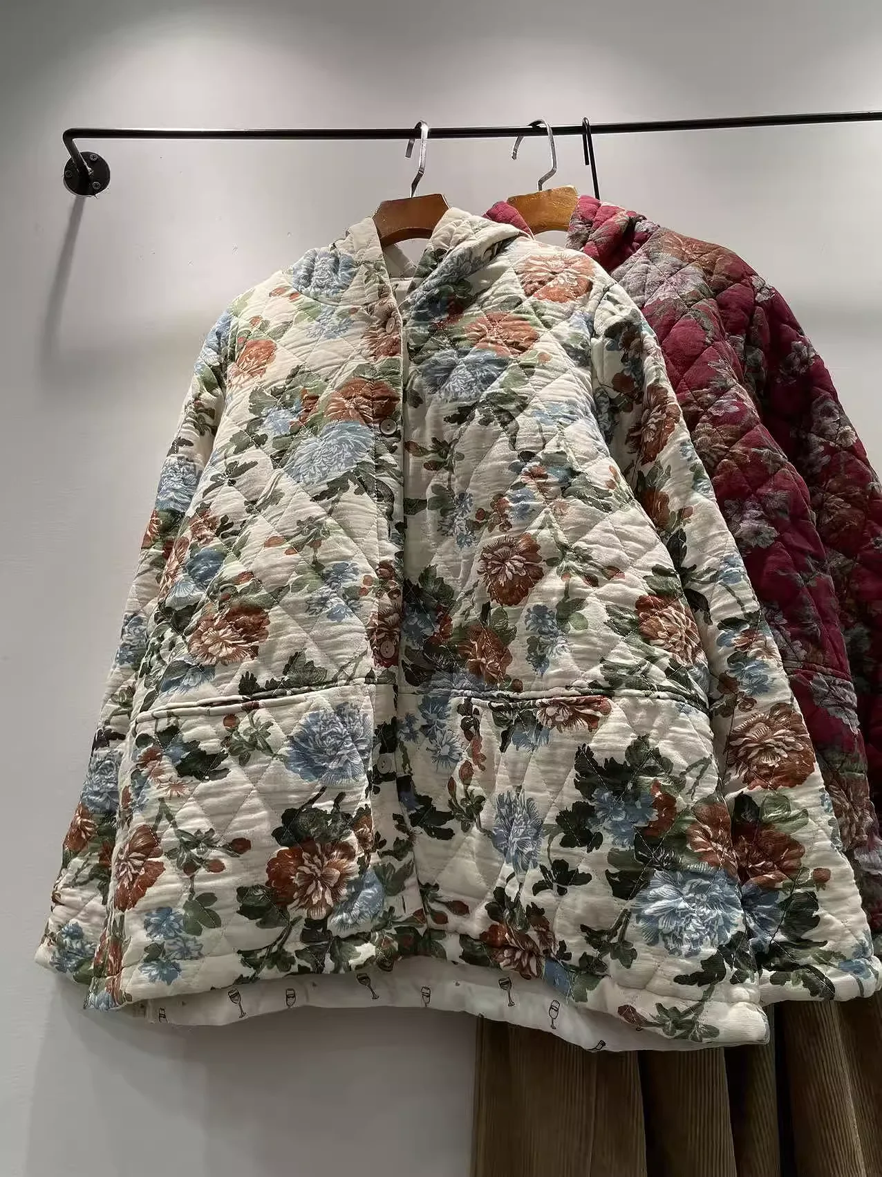 

Женская одежда среднего возраста, стеганая куртка с капюшоном из 100% хлопка для женщин, осенне-зимнее теплое толстое пальто с капюшоном, верхняя одежда