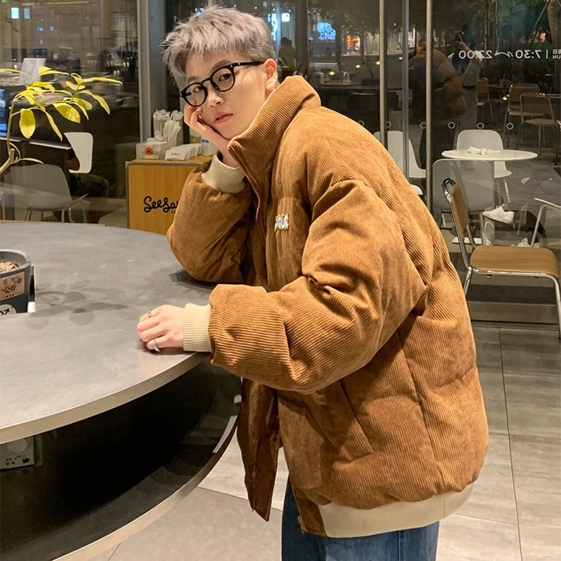 

Новинка 2023 года, мужская вельветовая куртка в японском стиле ретро, пальто средней длины, цвет кряква, утолщенное хлопковое стеганое пальто с воротником-стойкой и буквенным принтом