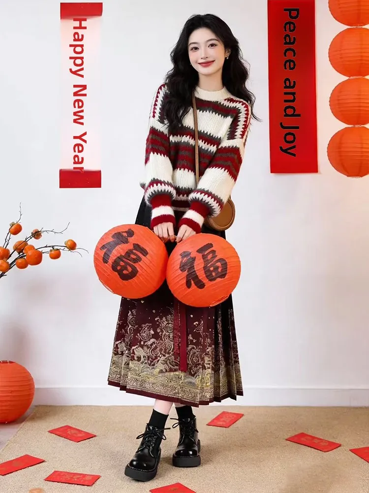 

Новый китайский модный комплект из двух предметов: полосатый свитер и юбка. Зимний, больших размеров, женский, модный, с ощущением высокого класса.