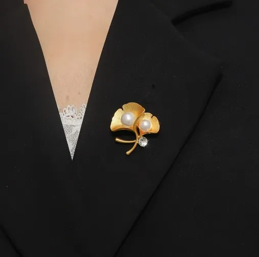 Minimalist countryside style alloy diamond inlaid pearl ginkgo leaf brooch=Fixed clothing accessories for women