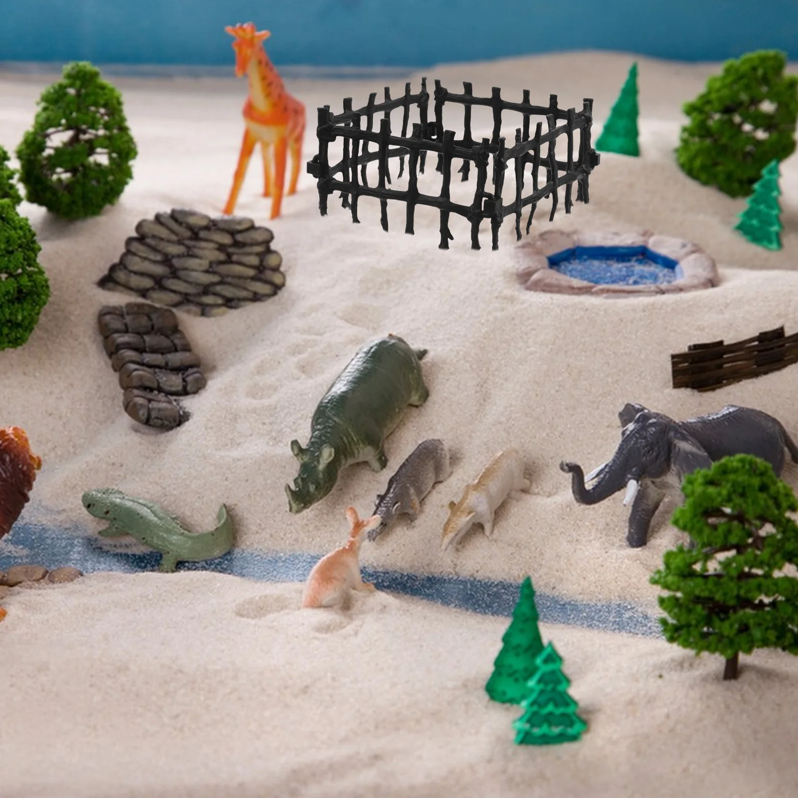 ชุดของเล่นสร้างรั้วสำหรับเด็ก 100 ชิ้น รั้วสีดำสำหรับฉากฟาร์มในกระบะทราย เข้ากันได้กับบ้านตุ๊กตา