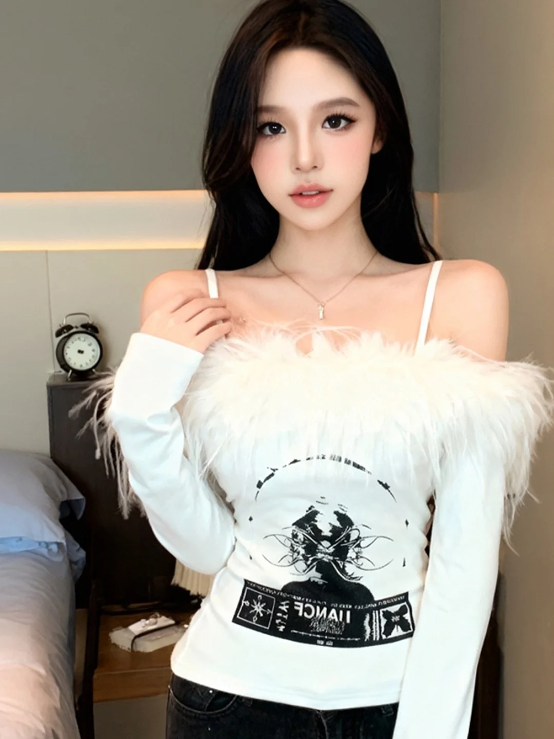 

Fashionable Autumn Winter Printed One-Shoulder Base Shirt Women's Unique Personality Contrast Furry Splicing Long Sleeve Top