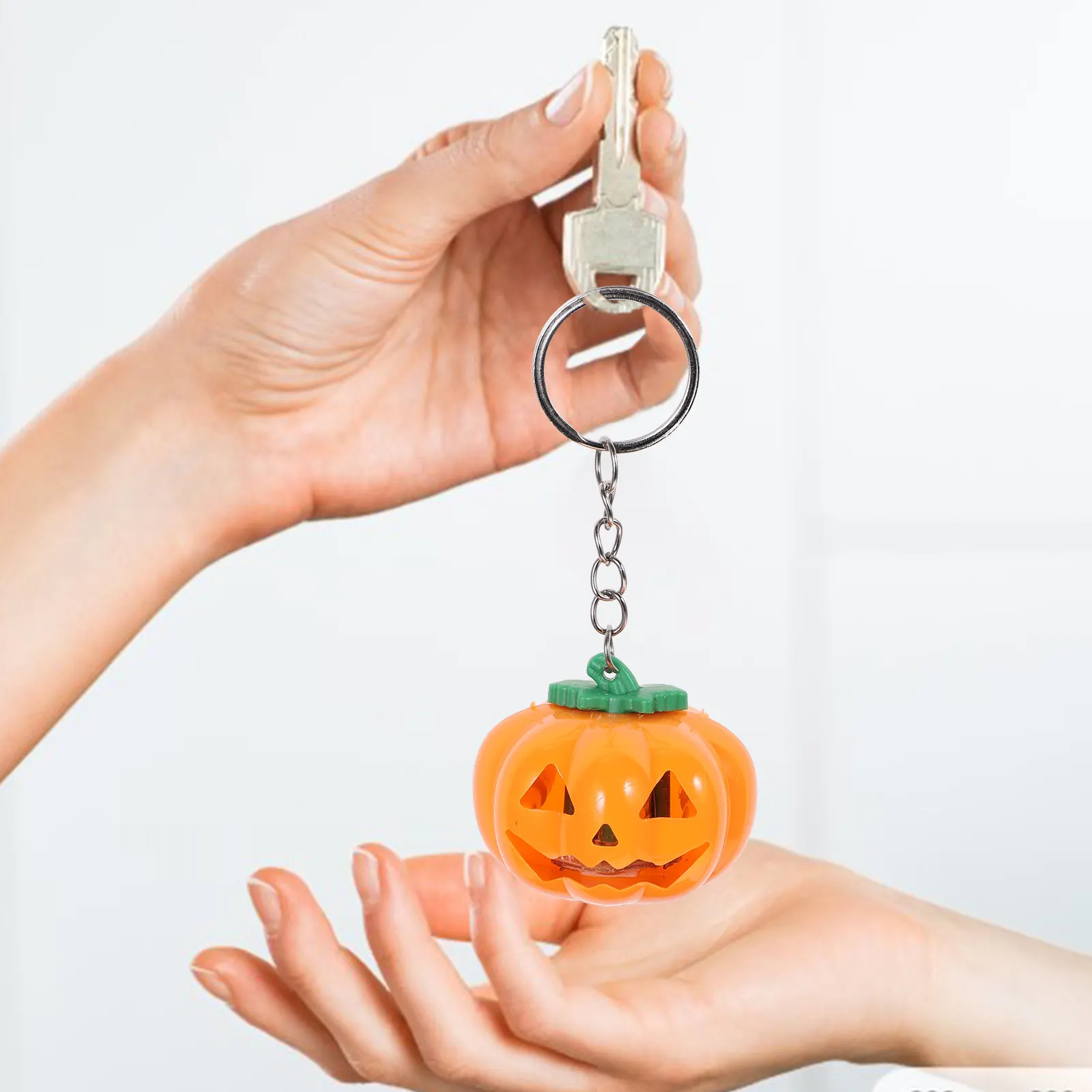 

Набор из 4 светящихся брелоков-тыкв для Хэллоуина, подвески для ключей, украшения для сумок, держатели для ключей, декор для рюкзаков, подарочный набор