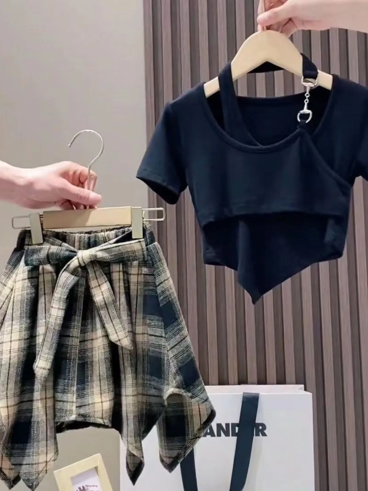 ชุดเซ็ตเสื้อผ้าฤดูร้อนสำหรับสาวๆ ปี 2025 แฟชั่นใหม่ สไตล์เกาหลี กระโปรงขายาว ชุดสองชิ้นสำหรับสาวๆ