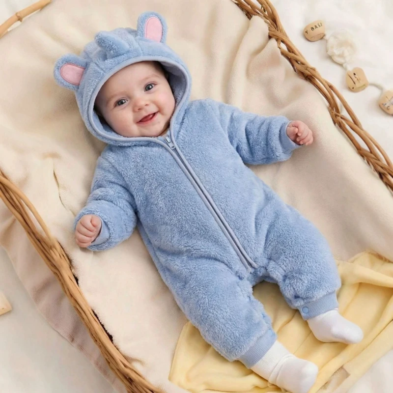 新生児から幼児向けの、青いクマの耳が付いたフード付きフリースロンパース。ジッパー付きで暖かく、コスプレ衣装としても使えるベビー服。