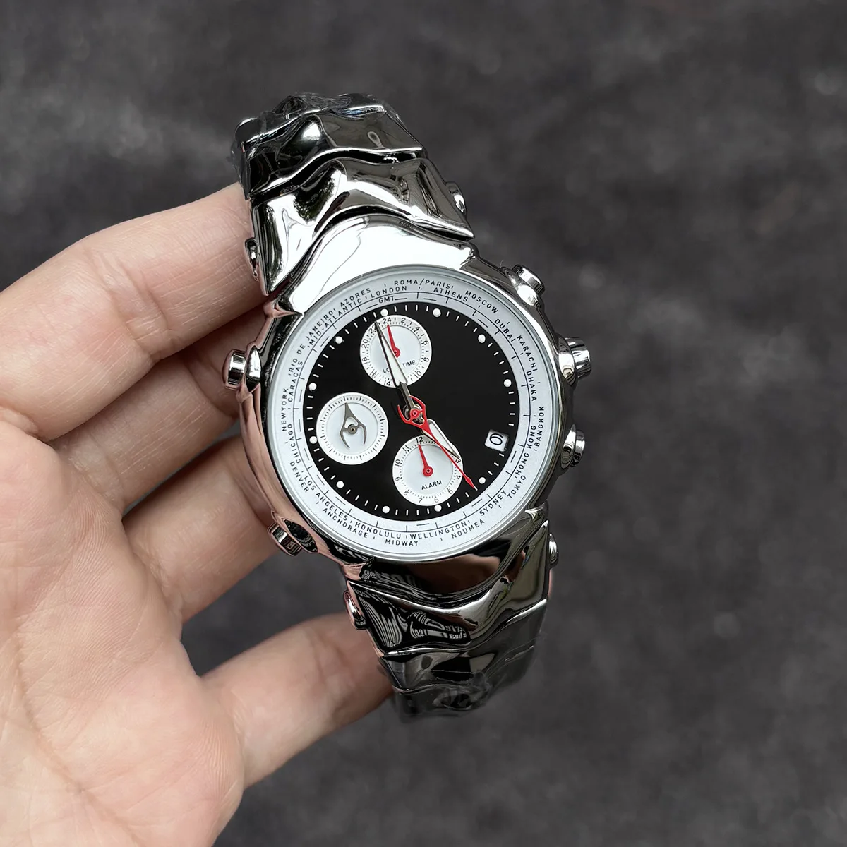 Рисунок 6 - Винтажные часы Y2K Millennium специальной формы