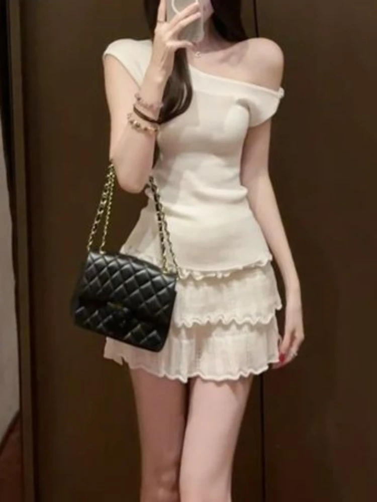 

Женский костюм 2026: Новинка лета, корейский стиль, сексуальный комплект с одним открытым плечом, элегантный облегающий вязаный топ + юбка с многоярусным подолом