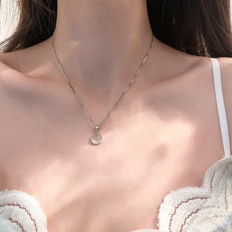 White jade marrow round pendant necklace design sense of light luxury niche female collarbone chain temperament versatile