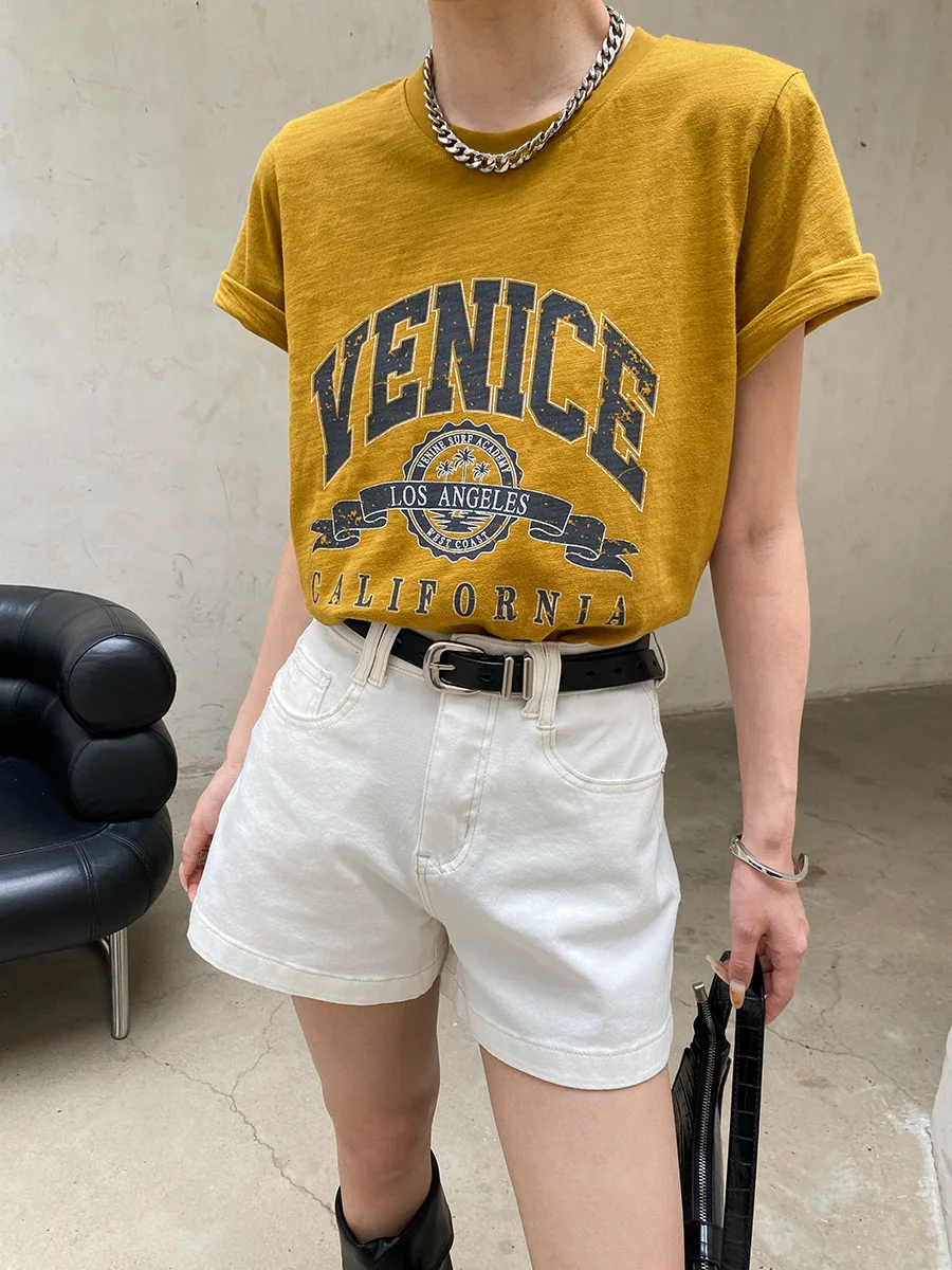 Sommerliche Damen-Casual-Shorts aus Denim in einfarbigem Design mit weitem Bein und A-Linie, figurschmeichelnd und als Hotpants geeignet. – Detail 5