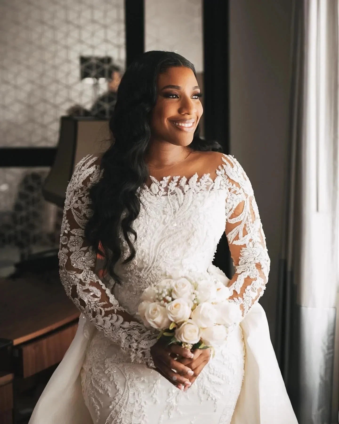 ชุดแต่งงานทรงเมอร์เมดสีขาวลูกไม้แบบอาหรับสั่งทำพิเศษ ไซส์พลัส ประดับด้วยลูกปัด พร้อมกระโปรงผ้าซาตินถอดได้