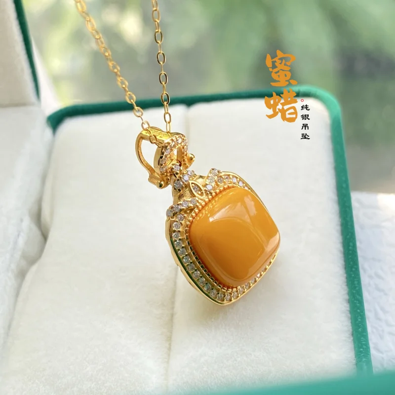 

Natural Chicken Fat Yellow Beeswax Sugar Cube S925 Sterling Silver Luxury Inlaid Stone Single Pendant