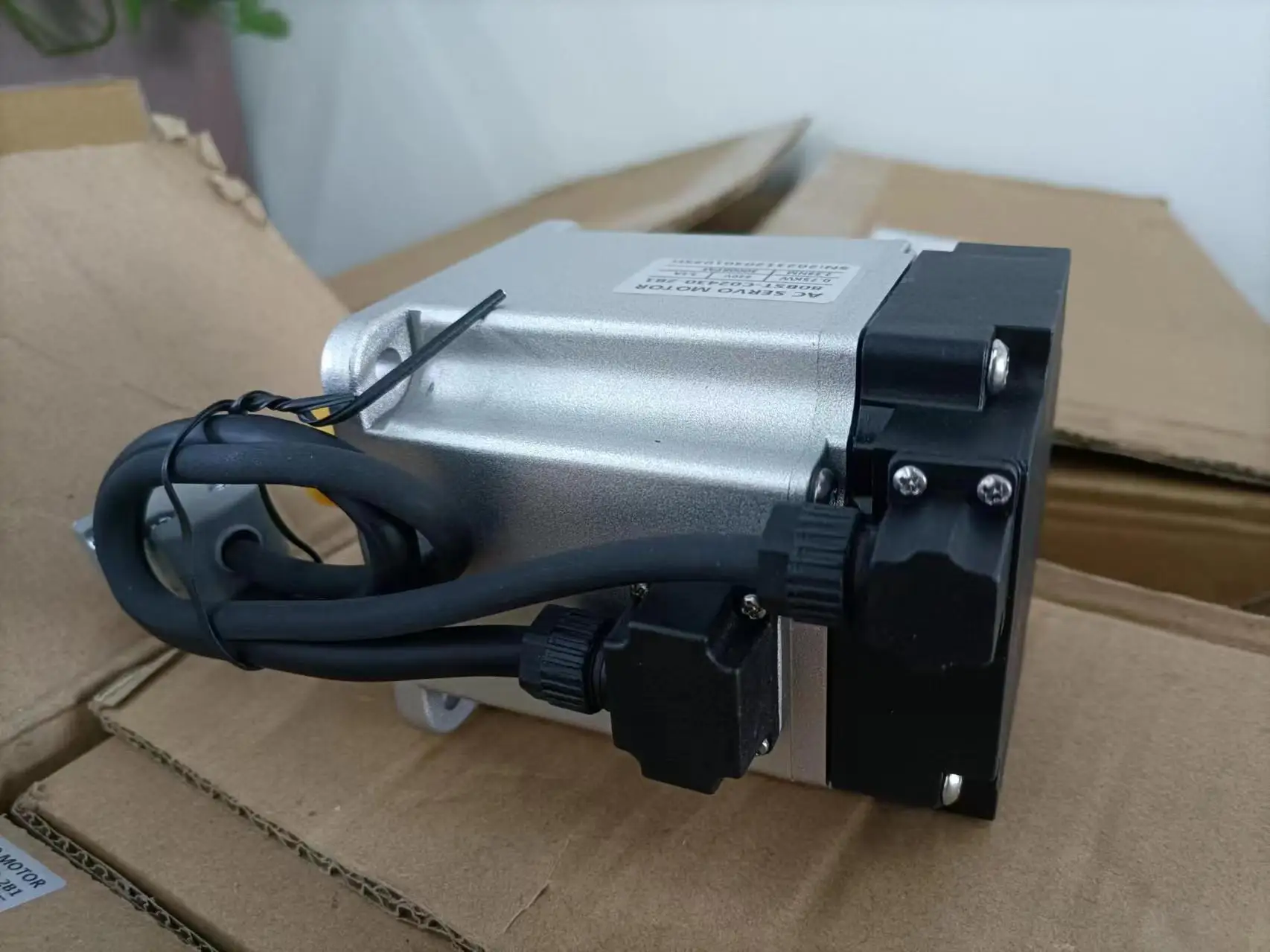 2024 ventas calientes Sihong 200W CE calidad servomotor de fábrica 60mm 220Vac 0.64nm controlador codificador absoluto 17bit 5 polos trifásico