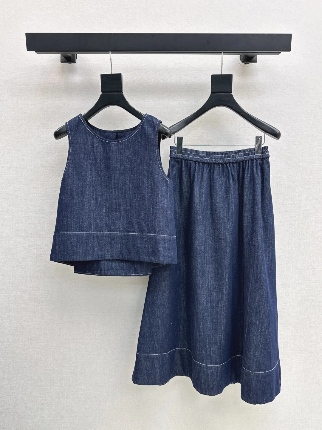 

High quality spring and summer new denim suit, sleeveless top, backless elastic high waisted half skirt set