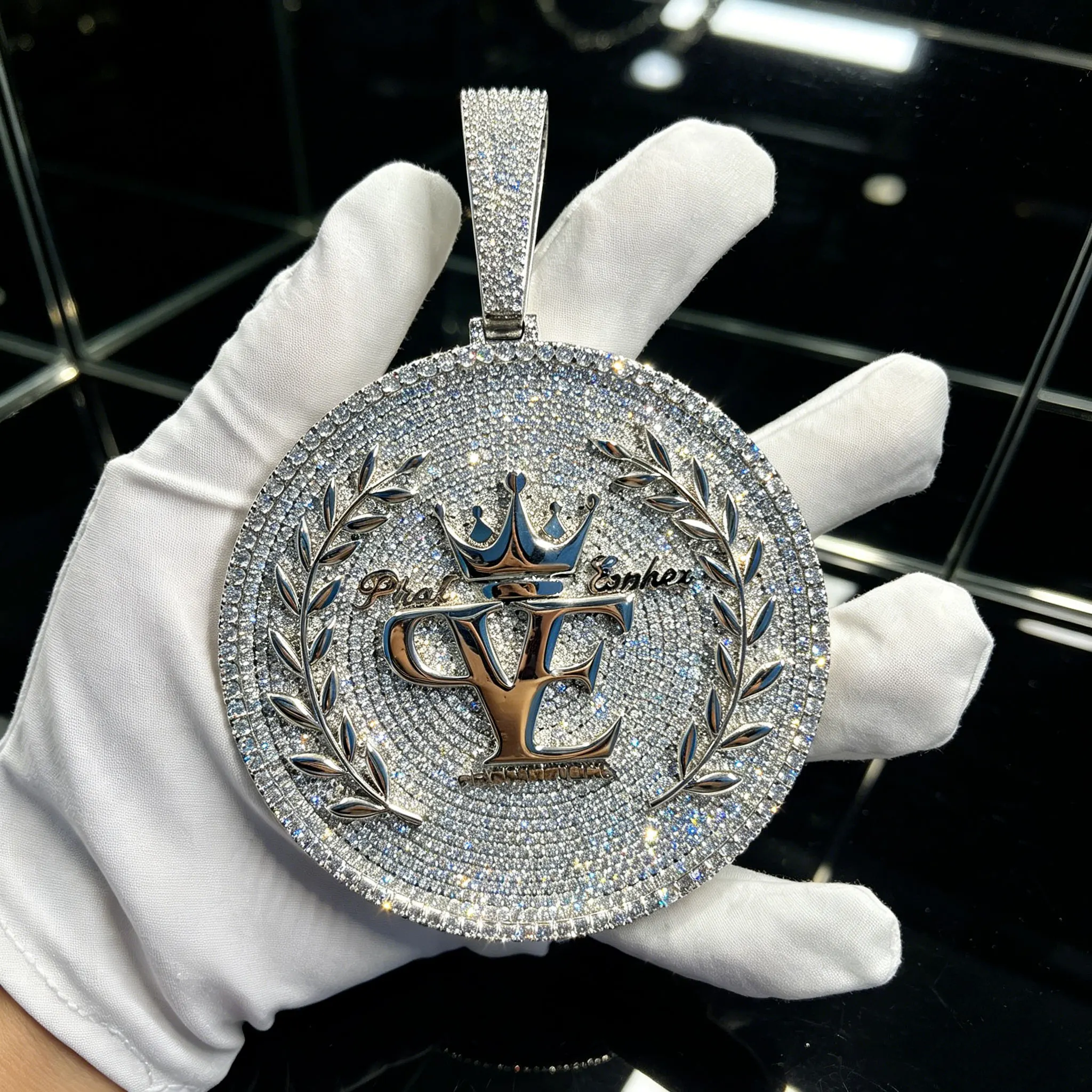 LYEE CYEE's new hip-hop style circular letter crown shaped willow leaf pendant with unique design, personalized style suitable for rapper style, can be paired with Cuban chain Valentine's Day/commemorative gifts, birthday gifts