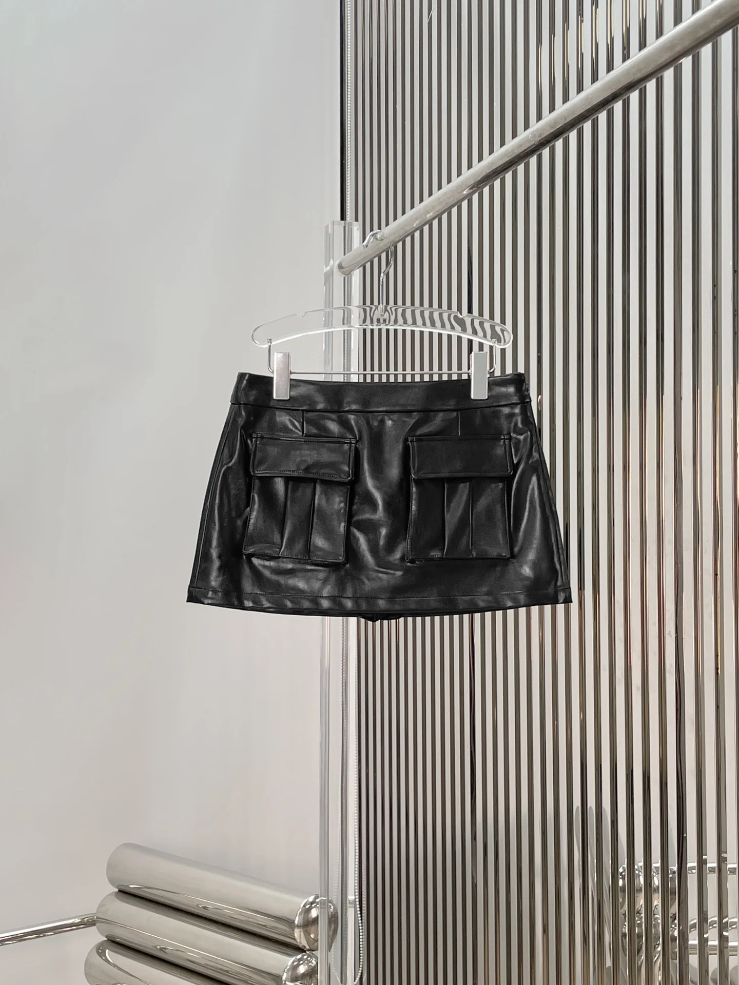 

Юбка из искусственной кожи с высокой талией для женщин, повседневная, с карманами, модная, универсальная короткая юбка, тренд для работы.