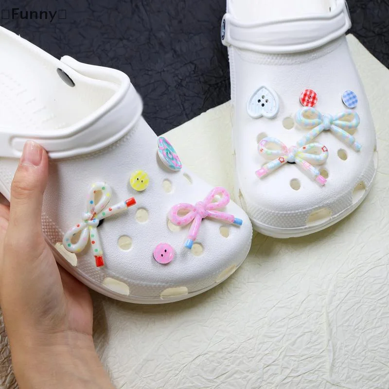 〔Funny〕10Pcs Cute Bow Shoes Charm Simple Polka Dot Buttons Shoes Buckle Summer Beach Sandals Shoe Charms DIY Shoe Decoration
