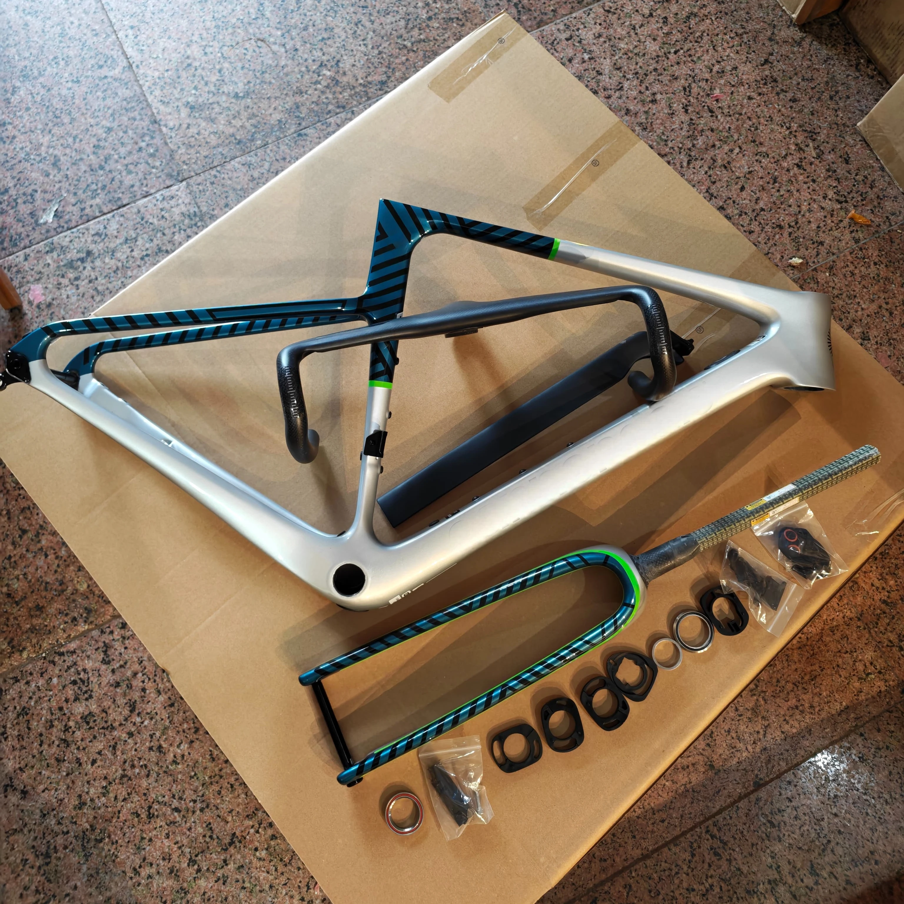 

Carbon Fiber Bicycle Frame B71 Carbon Fiber Road Bike Frame 700C Straight Axle Disc Brake