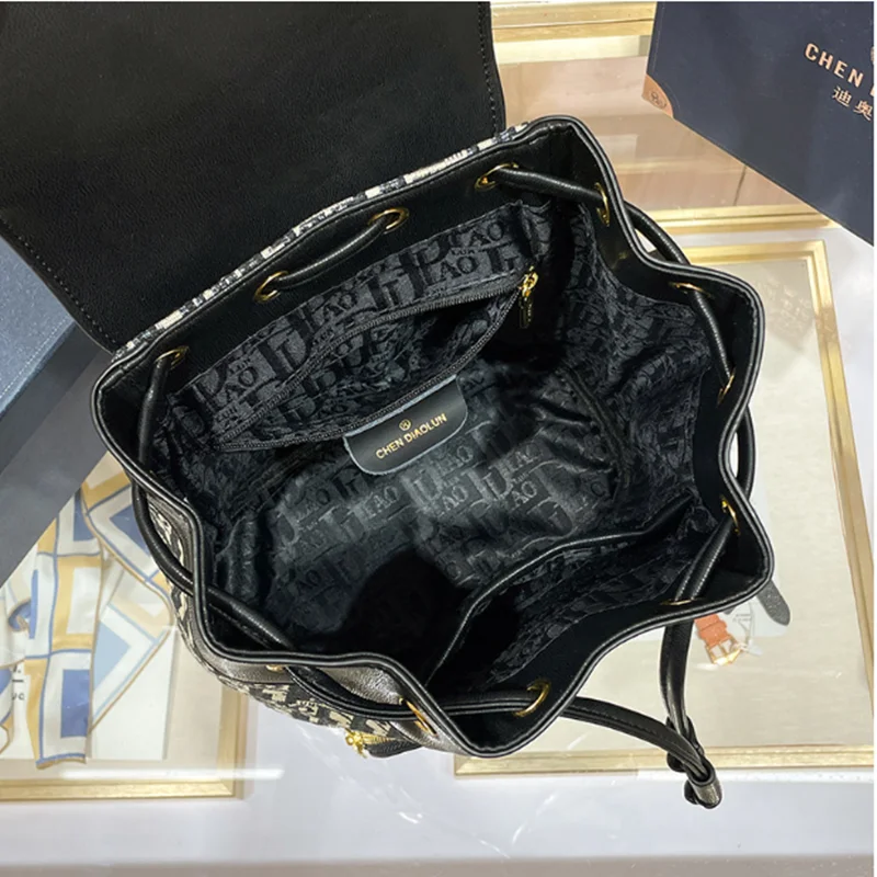 2024 New Ladies Shoulder Bag Fashion Hundred Leisure Large Capacity Female Backpack Travel Bag Retro Mobile Phone Bag