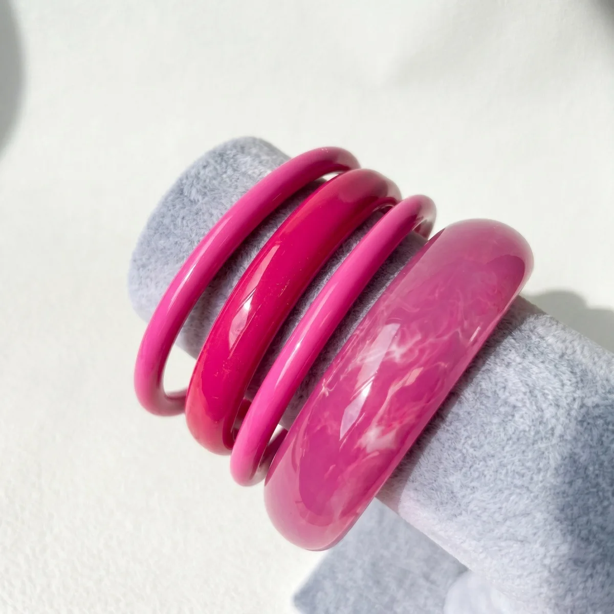 KMVEXO 4Pcs/Set Vintage Rose Round Acrylic Resin Chunky Bangles Set for Women Kpop Geometric Charm Bracelets Retro Jewelry Set view 6
