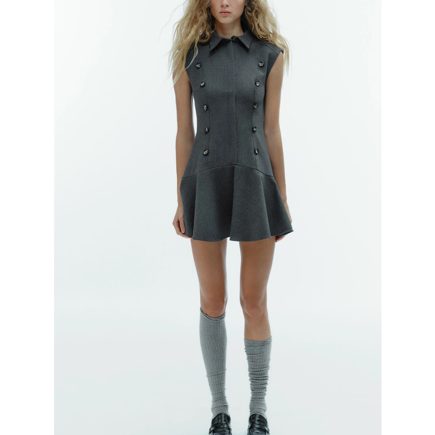 Novo Vestido Curto F de Inverno com Gola Virada, Sem Mangas, com Ombreiras e Decoração em Camadas, Silhueta Evasê, Est...