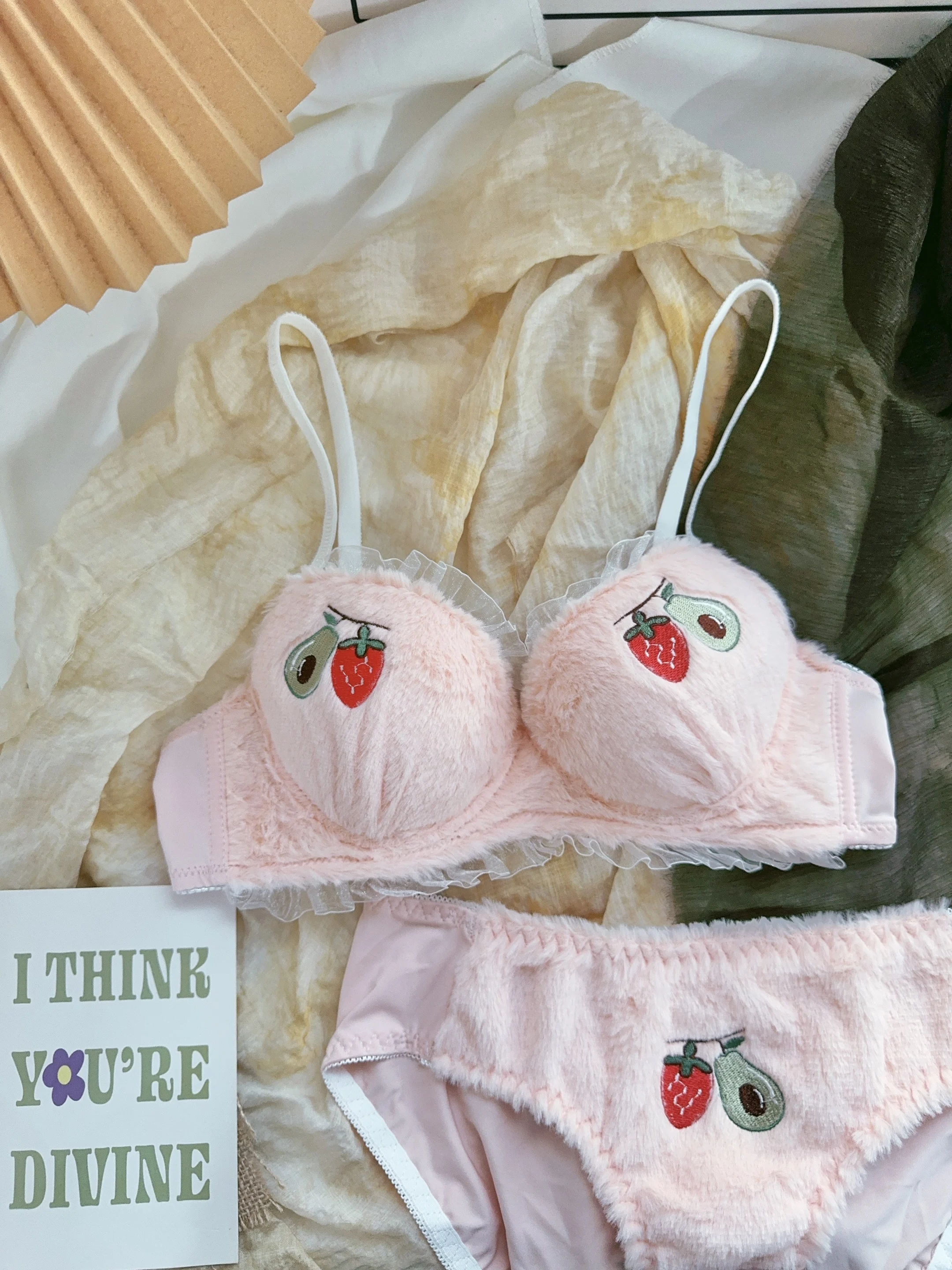 

Новый комплект нижнего белья из плюша клубники с вышивкой для женщин — небольшая поддержка бюста, без зазоров, удобный милый комплект с бюстгальтером без косточек