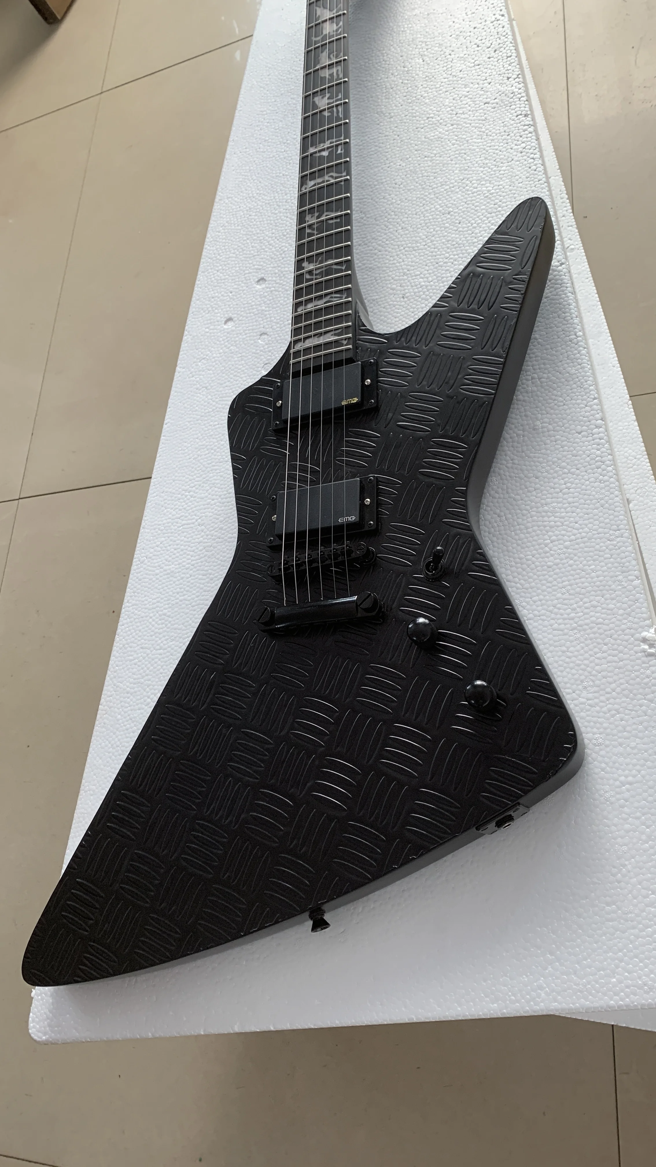 High quality Goose 6 string electric guitar, special skid board veneer, black hardware, free shipping