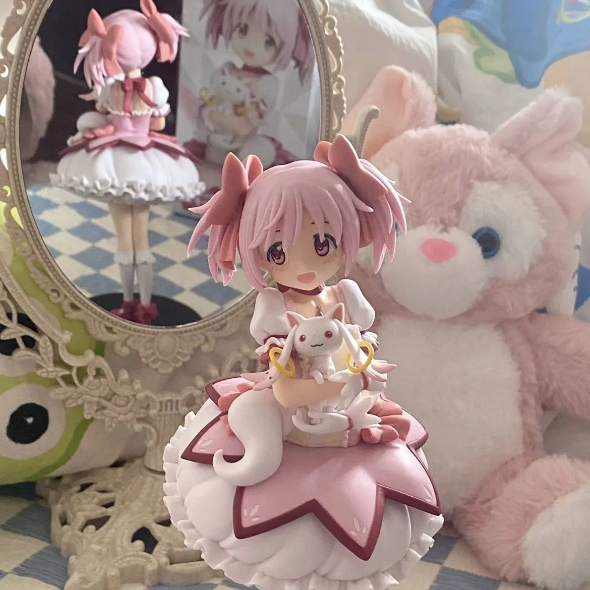 22cm Sega Kaname Madoka Magica Hexen-Anime-Figur Kyubey PVC Sammlerfigur Desktop-Ornament Entzückendes Geburtstagsgeschenk Stehende Figur