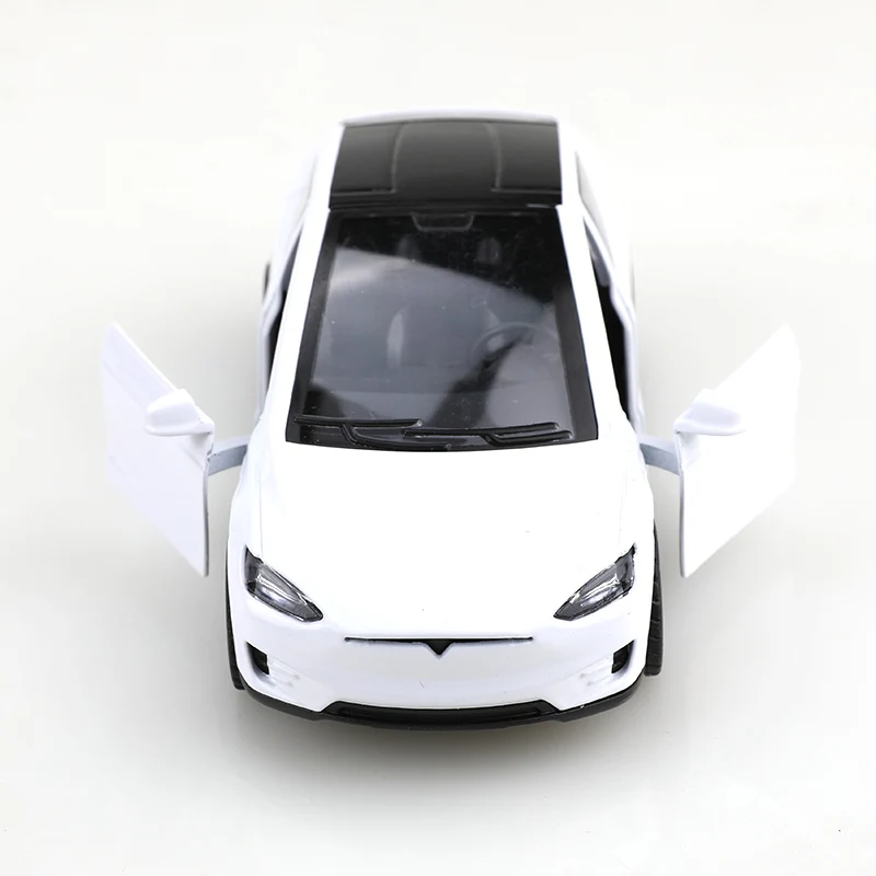 (مع أكياسها) 1:36 موديل X سيدان، سيارة محاكاة مصنوعة من خليط معدني، سيارة لعبة محاكاة للأطفال، نموذج لعبة، زخرفة سيارة، سيارة لعبة.