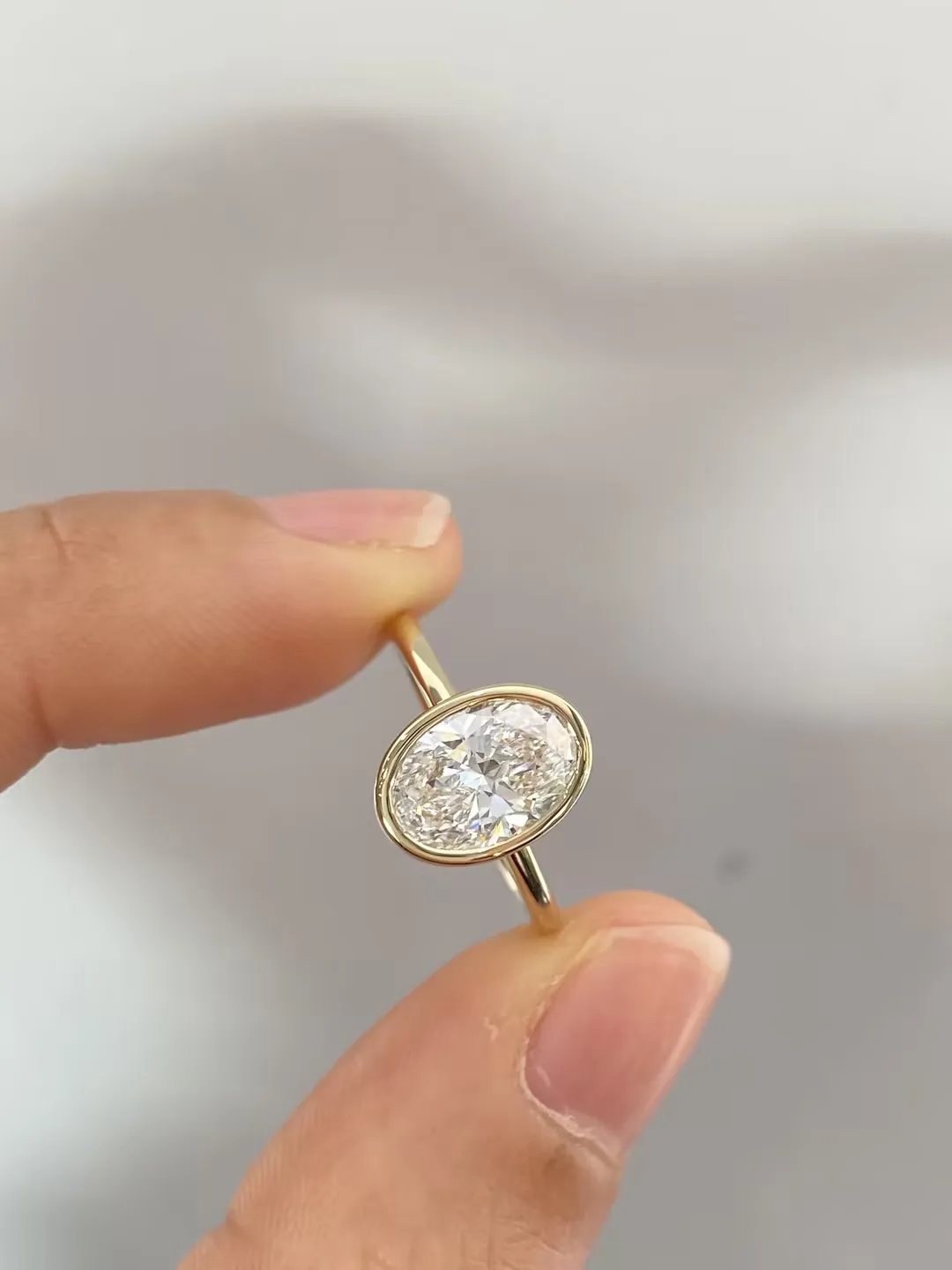 Anillo solitario de oro amarillo de 10 quilates personalizado con un diamante de laboratorio con corte esmeralda de 1.2 quilates DEF VS1 IGI