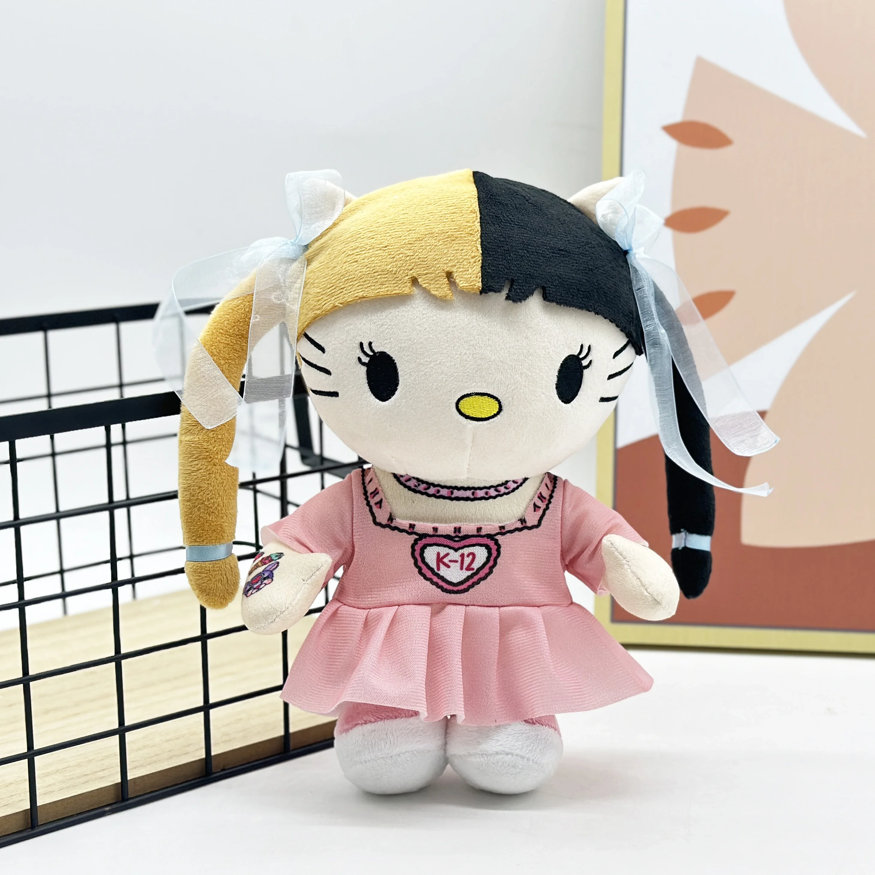 Peluche Hello Kitty Melanie Martinez, cheveux noirs et jaunes, beurre avec robe rose, jouets en peluche pour garçons et filles, cadeau de renforcement GérStrengthening