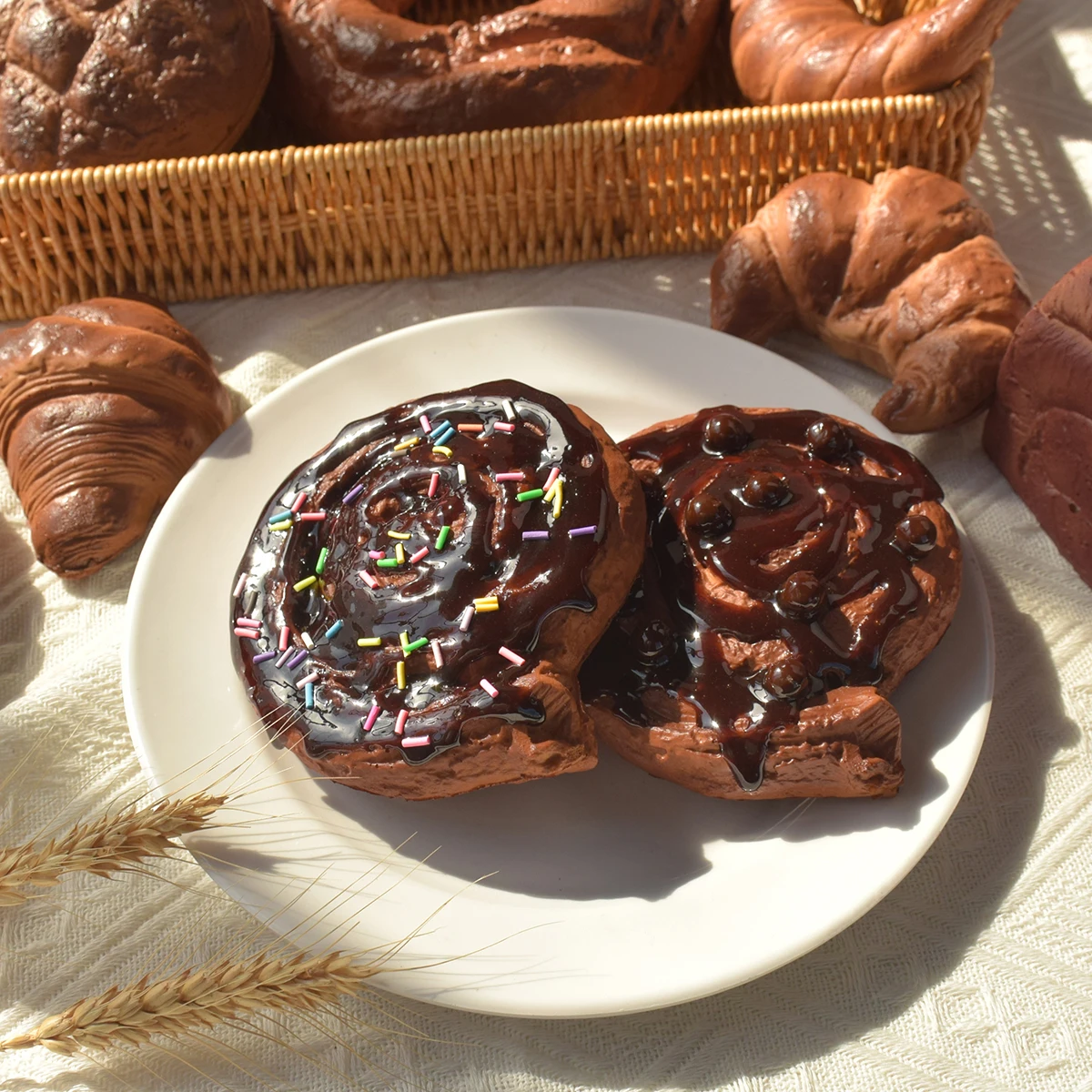 Realistisches PU-Fake-Schokoladenbrot – dekorative Bäckerei-Requisite für die Präsentation in der Küche, Dessert-Tischdekoration, Café und Party – Detail 5