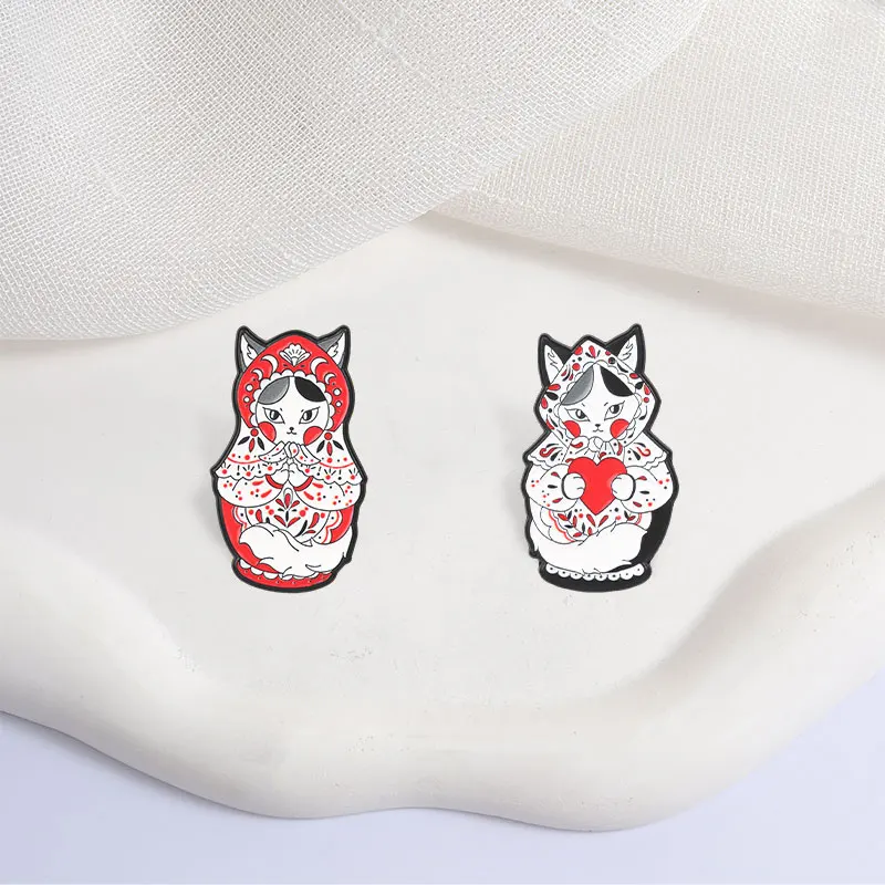 Matroschka-Katze Emaille-Abzeichen im Volkskunststil, Rot-Weiß-Muster, Herz-Haltende Metallbrosche, Anstecknadel, Geschenk für Freunde – Detail 6