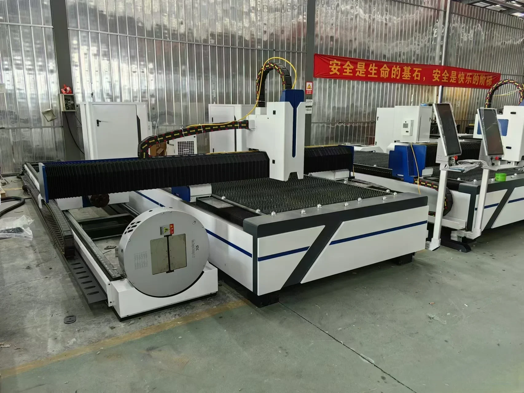 Automatic Chuck Sheet and Pipe L aser Cutting Machine Metal Sheet and Tube L aser Cutting Machine for Sale