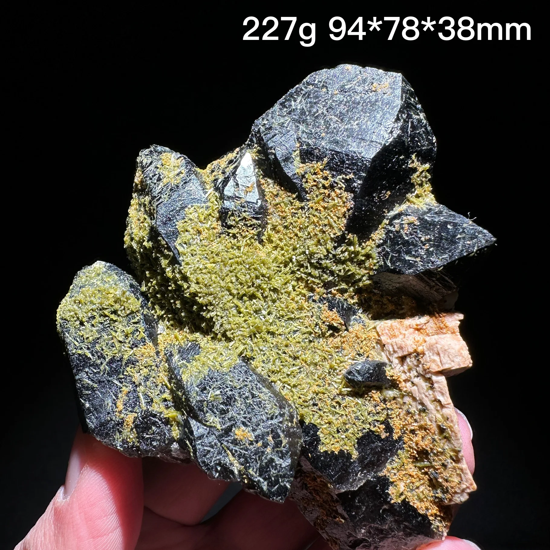 Natural Epidote Feldspar Quartz Ore Specimen Black Crystal Cluster Garden Decor Healing Stone Home decoration