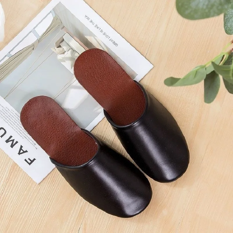 شباشب جلدية سوداء عصرية للرجال شرائح جلدية منزلية محايدة موجزة للنساء مقاومة للماء وغير قابلة للانزلاق شباشب منزلية مسطحة #1