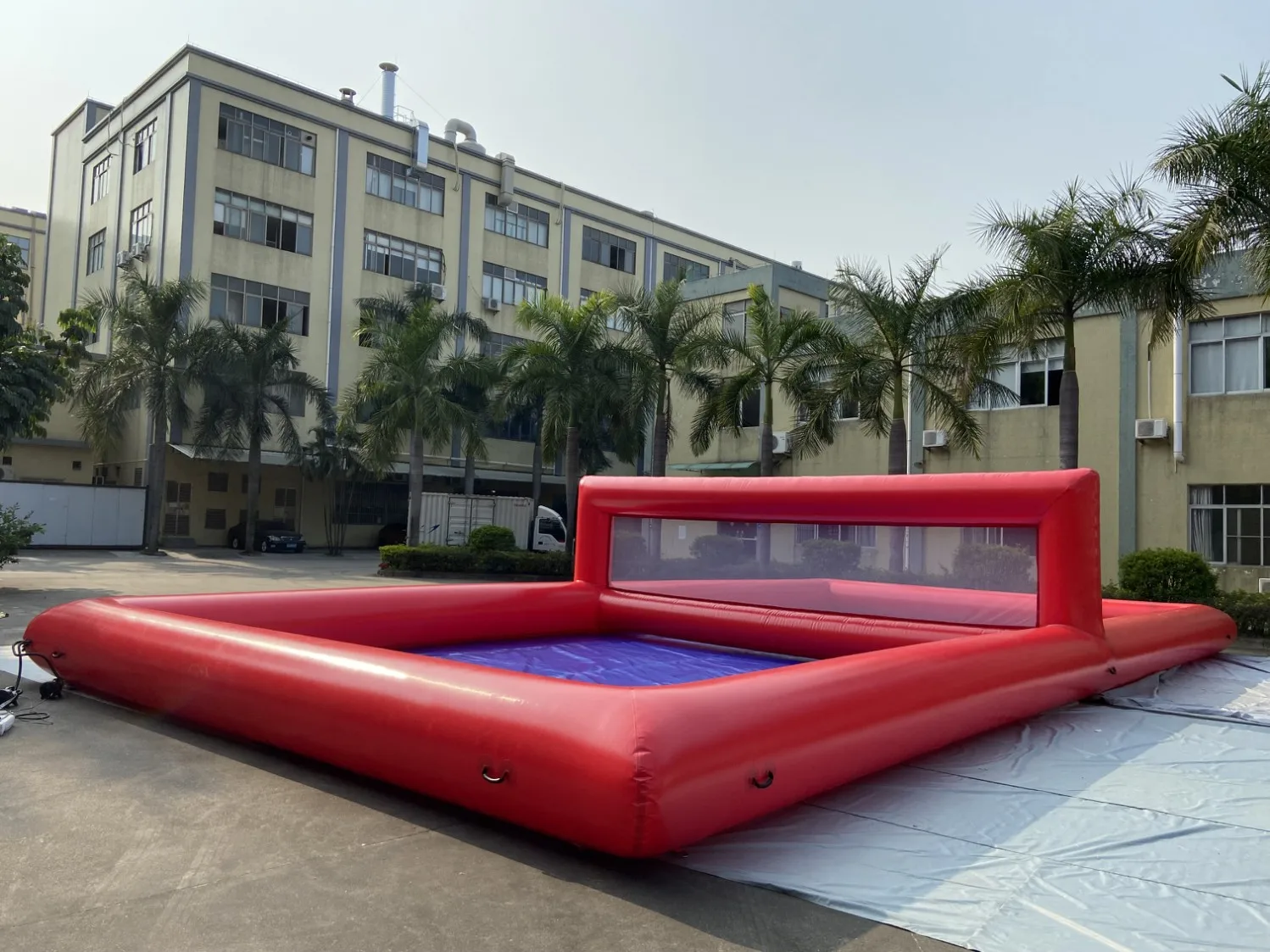 2026Popular campo de voleibol de agua inflable cancha de tenis inflable portátil eventos deportivos de voleibol para equipos al aire libre