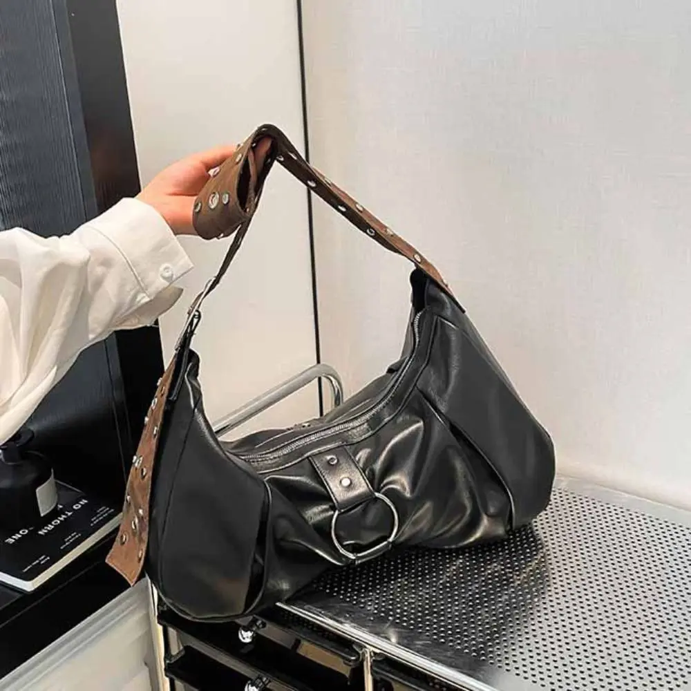 Umhängetasche aus PU-Leder mit breitem Riemen und Nieten, großes Fassungsvermögen, Retro-amerikanischer Stil, Lokomotive-Stil, Unterarmtasche, modisches Design