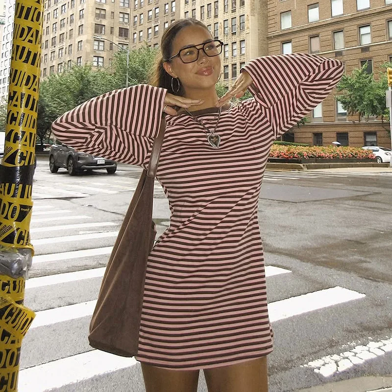 فستان تي شيرت فضفاض مخطط غير رسمي للنساء لخريف وربيع 2026 بياقة دائرية وأكمام طويلة فساتين قصيرة على شكل حرف A ملابس خروج عصرية