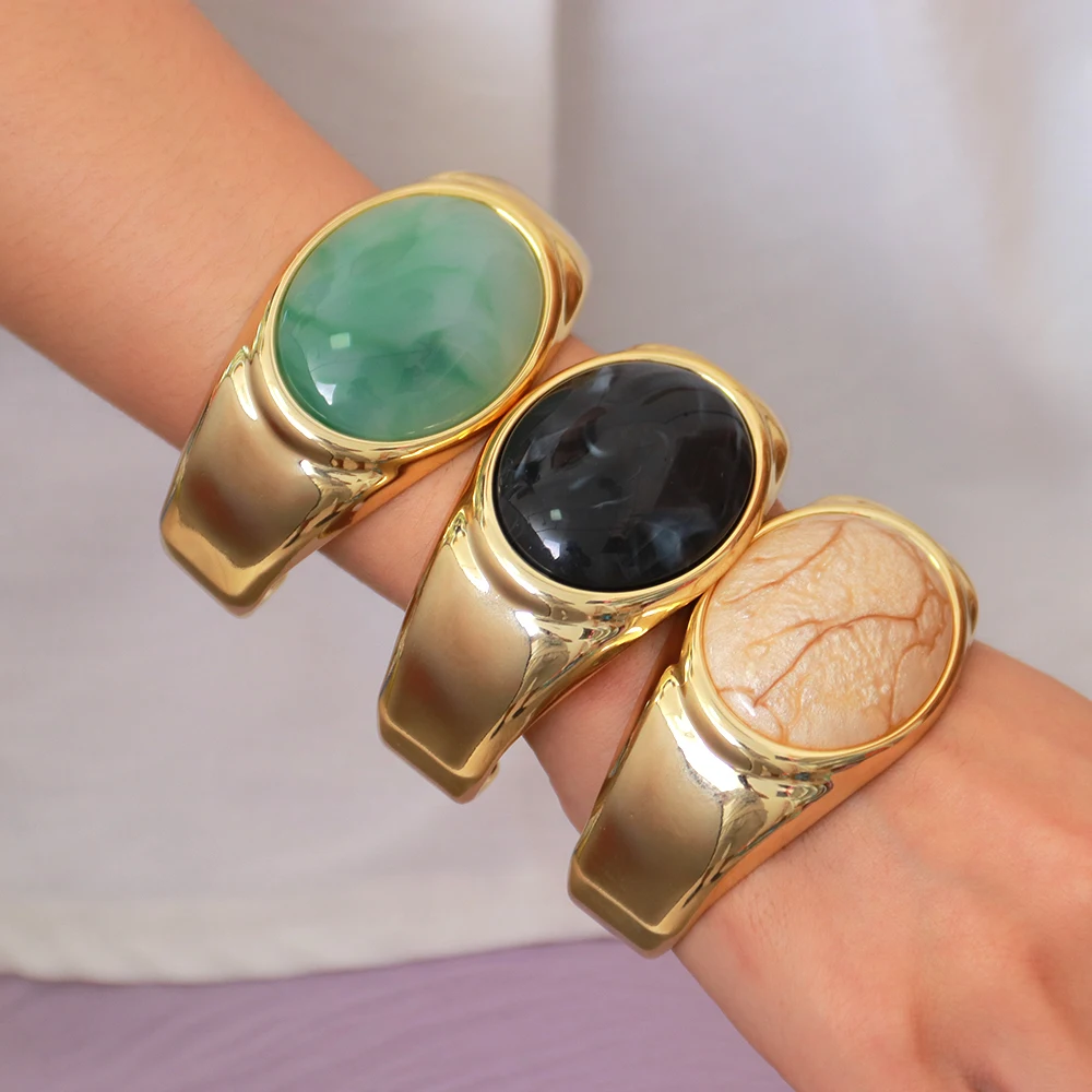Modische Acryl-Armreifen mit goldenen, breiten, eingelegten Steinen, elegante, auffällige, geometrische Armreifen für Damen, Party-Schmuck, Geschenke – Detail 4