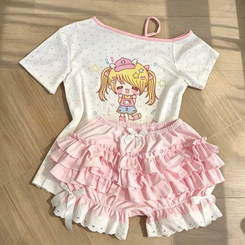 Image of Süßes Kawaii 2-teiliges Set für Damen: Polka Dot Cartoon Grafik Off-Shoulder Top mit Rüschen und Schleife, Spitzen-Shorts, Slim Fit, Alltagsoutfit