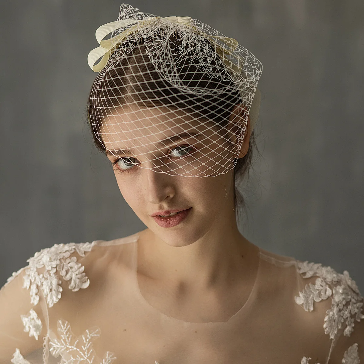V625 European and American Style White Mesh Bowknot Veil Short Evening Headpiece for Brides